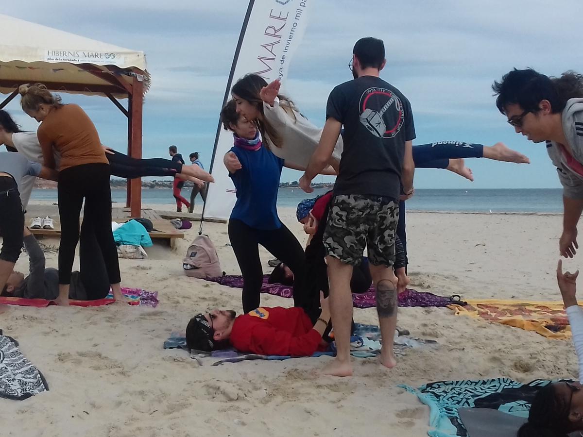 acroyoga hibernis mare mil palmeras pilar de la horadada playa de invierno