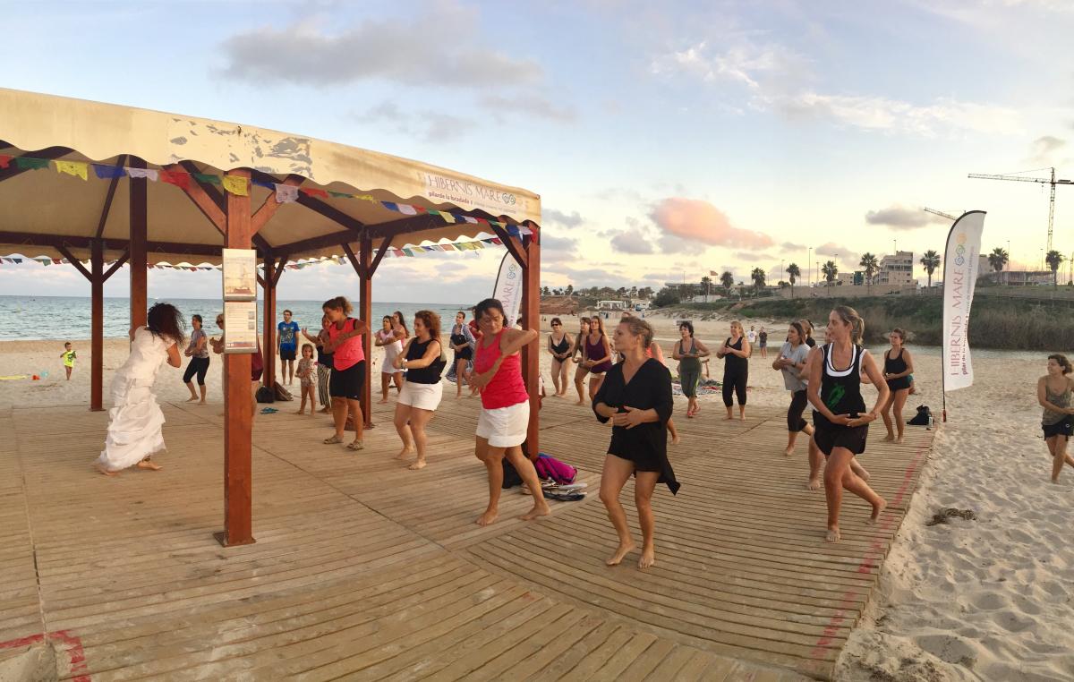 Samba y danzas afrobrasileñas hibernis mare mil palmeras pilar de la horadada playa de invierno