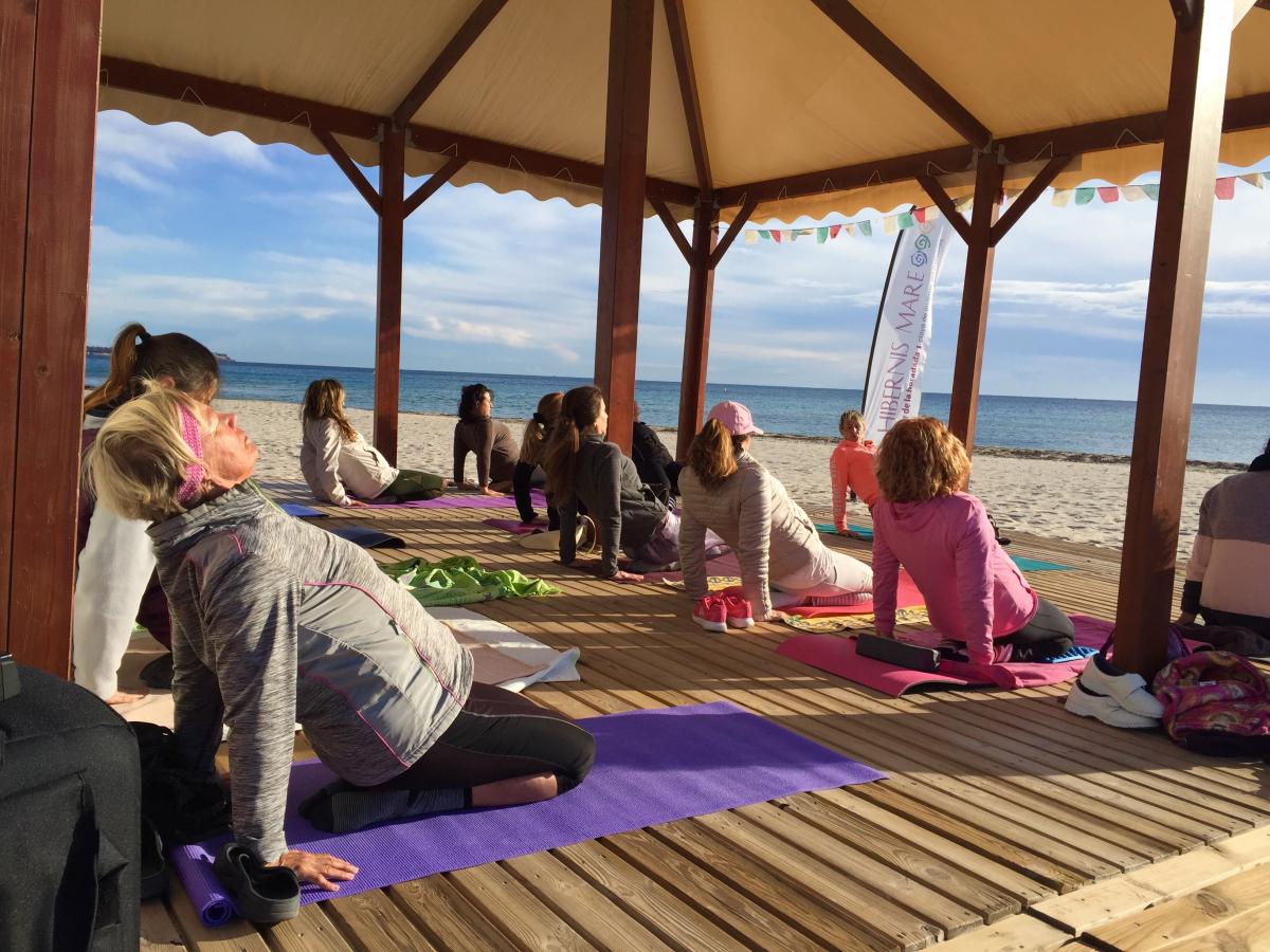 yin yoga hibernis mare mil palmeras pilar de la horadada playa de invierno