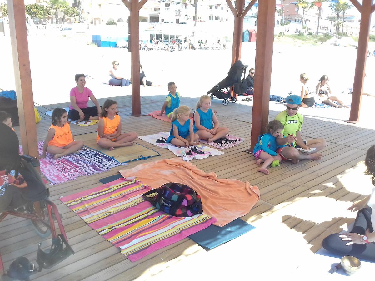 yoga infantil hibernis mare mil palmeras pilar de la horadada playa de invierno