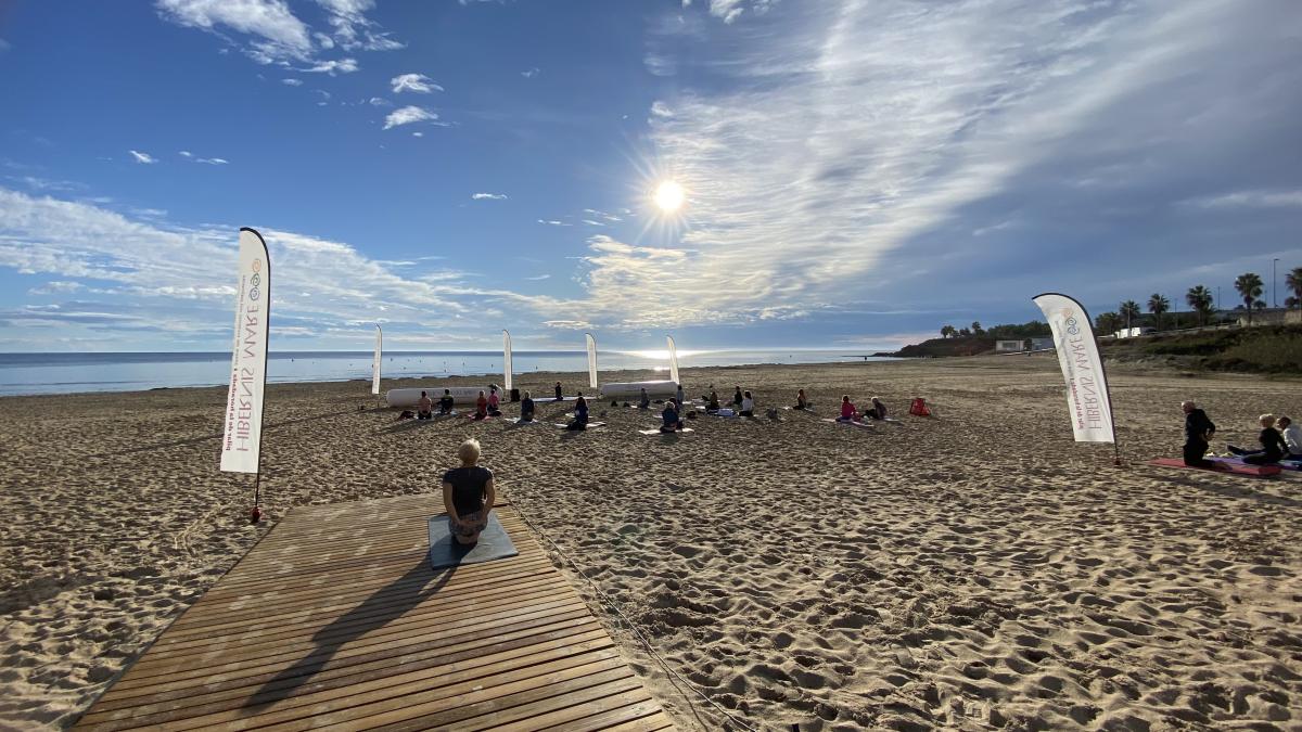yoga_iyengar_hibernis_mare_playa_invierno