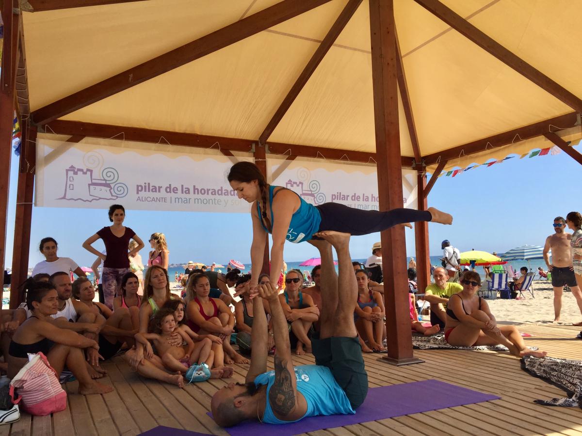 acro yoga hibernis mare mil palmeras pilar de la horadada playa de invierno